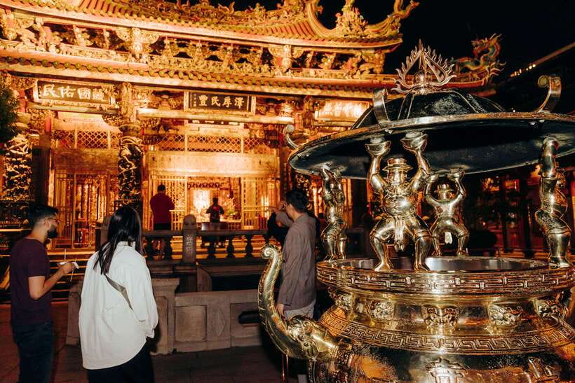 Taipei's Origin & Longshan Temple - Taiwan Cultural Tour - What the 2.5-hour walk feels like