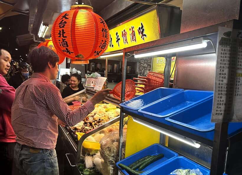 Taipei: Street Food & Hidden Eats Night Market Food Tour - Yongkang Street and the case for bubble tea