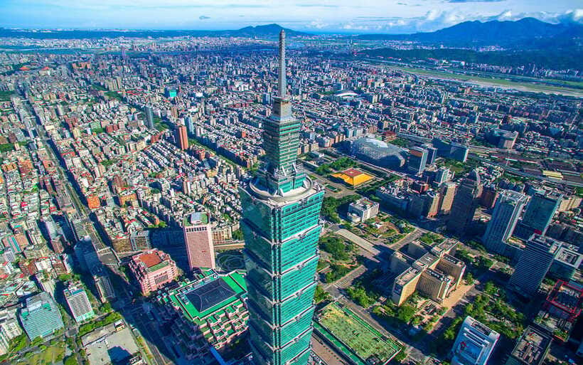 Taipei: Taipei 101 Observatory - Skyline 460 Cloud Walk - The glass floor: thrilling, but not a free-fall stunt