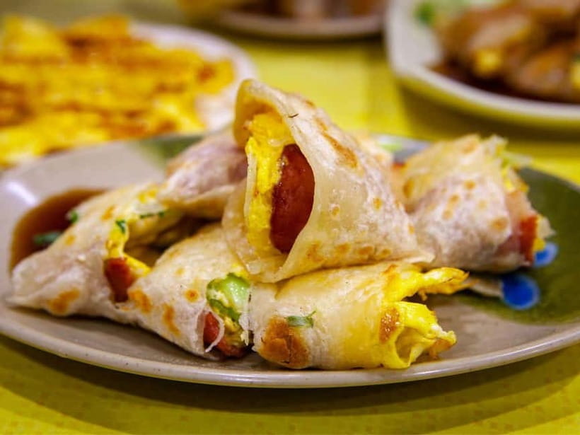 Taipei: Taiwan Traditional Breakfast & Market & Tea Tasting - Eating your way through traditional morning foods