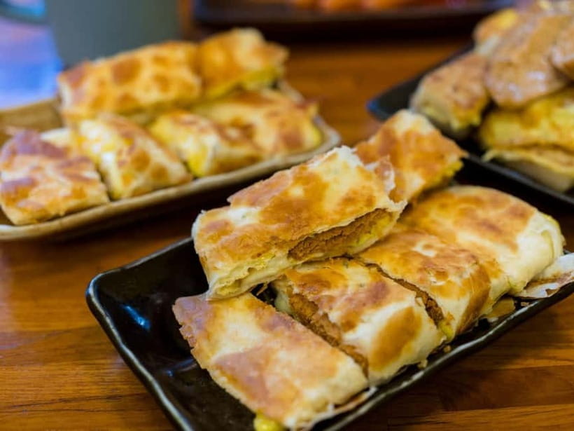 Taipei: Taiwan Traditional Breakfast & Market & Tea Tasting - What an English-speaking guide adds