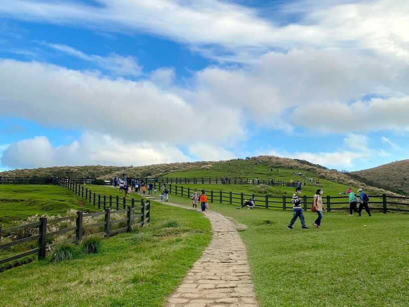 Taipei: Yangmingshan & Beitou Full-Day Tour - Walking, weather, and family considerations