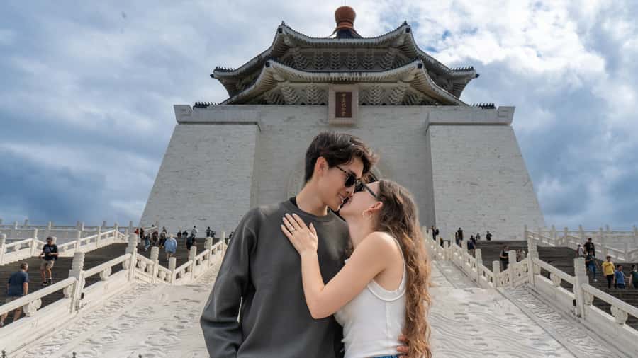 Taiwan Taipei: VIP Photoshoot with Taiwan Photographer - How Mason directs the shoot