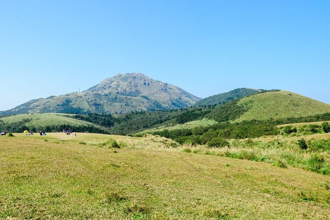 Taiwan TST : Private Tour Taipei, Yangmingshan, Beitou, Tamsui - Lengshuikeng keeps the walk easy