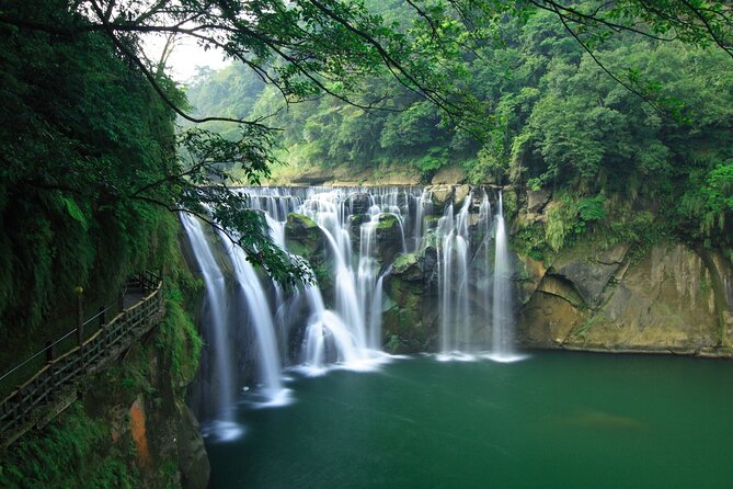 Taiwan TST: Private Tour Taipei Yehliu, Chaojing, Shifen, Jiufen - What the private driver adds