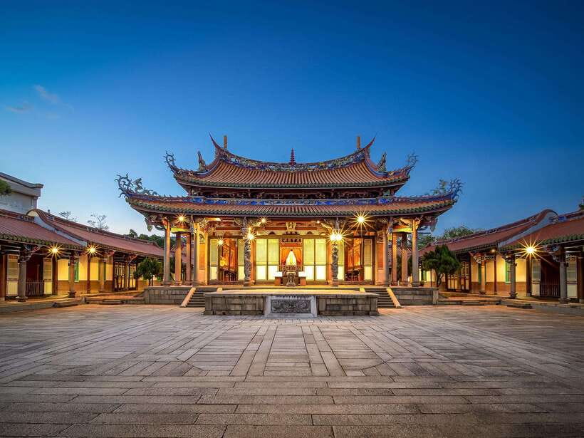 Taoyuan Airport: Layover Taipei City Tour - Chiang Kai-shek Memorial Hall and the changing guard