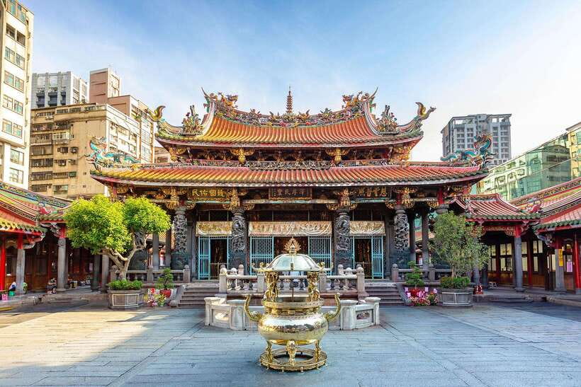 Taoyuan Airport: Layover Taipei City Tour - Longshan Temple: Taipei’s spiritual center