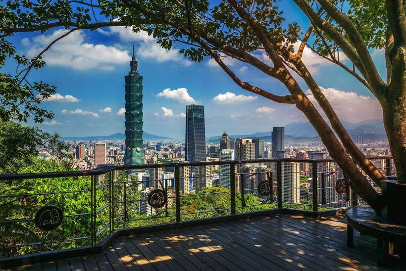 Taoyuan Airport: Layover Taipei City Tour - What the guides add to a fast-moving route