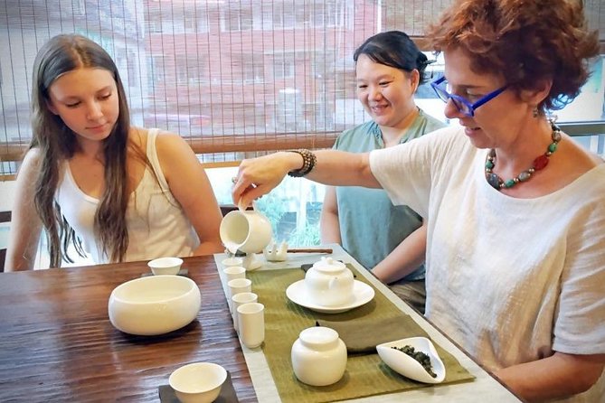 Tea of Taipei: Small-Group Tour with Taipei City Sightseeing - A scenic pause above Thousand Island Lake