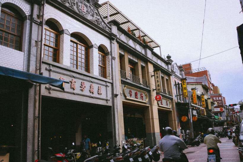 Vintage Taipei - Best of Taiwan and Sunset Walking Tour - Vintage shops and old products