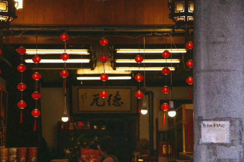 Vintage Taipei - Best of Taiwan and Sunset Walking Tour - A dockside food market at sunset