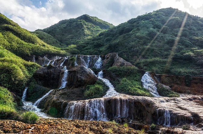 Yehliu, Golden Waterfall, Jiufen, Shifen Day Tour - Guides, group size, and the feel of the day